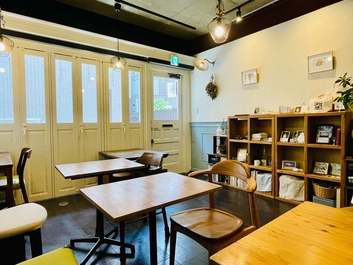 シュヌルオープン☕️
梅雨を前にした貴重な晴れになるのかなと思いながら夏の日差し。今回のマフィンは爽やかに『レモンのマフィン』登場です🍋✨

本日も12:30〜19:30プレ営業
お気軽な寄り道、帰り道のカフェ時間にも、ぜひ
※明日5/21(水)お休みです