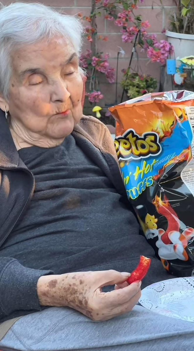 Yo a mis 80 comiendo mis flamin hot