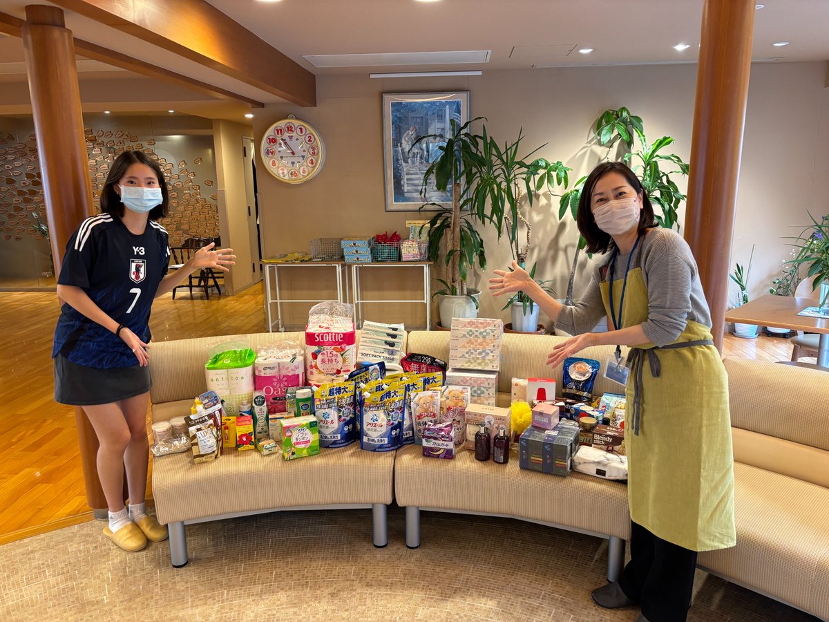 dmh_setagaya's tweet photo. 調布にあるアメリカンスクールの生徒さんが、
学校で呼びかけをしてたくさんの寄付を届けてくださいました✨
いつもいつもハウスのことを気にかけてくれている
生徒さんたち、ありがとうございます♡
大切に使わせていただきます😊
#ドナルドマクドナルドハウス
#せたがやハウス
#ASIJ https://t.co/BfYnflzNdV