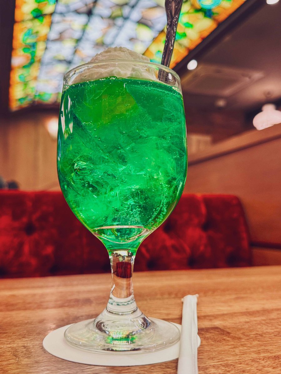 鮮やかな緑が美しいクリームソーダは昭和の純喫茶の象徴🍹 メロン
