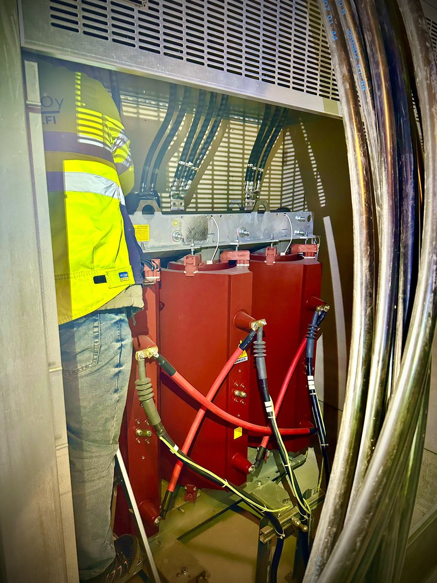 Kovia hommia viime yö. 
Jos varttitunniksi pääni kallistan.