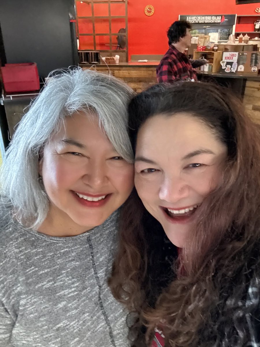 kellymoneymaker's tweet image. It's been a busy time, but I'm striving for a better work/life balance. My beautiful cousin Becky Beltz and I met for coffee and hugs!!!! Life is good!!! XXX