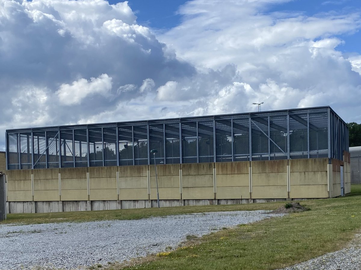 Tar emot många besökare och besöksgrupper på Hall. Upplever stort intresse för Kriminalvården.

Efter rundvandring på avdelningar, i kulvertar och promenadgårdar har ingen sagt att det är enkelt att sitta i fängelse i Sverige. Händer inte och alla lämnar Södertälje med nya