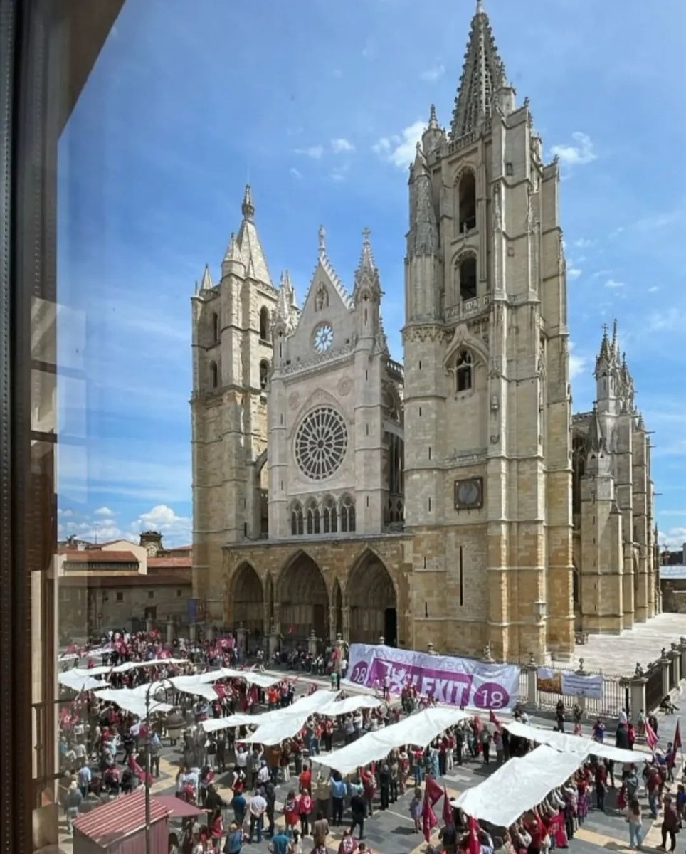 ILegionense's tweet image. Miles de leoneses hemos vuelto a salir a las calles para reivindicar la #AutonomíaLeonesa en el IV Caminu la Llibertá. Nuestro pueblo no se rinde jamás. Recorremos juntos la senda que nos lleva hasta la victoria final. Pronto conseguiremos la libertad 🆓🦁 #LexitYa #La18