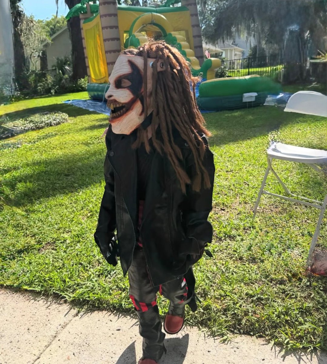 WrestlingWCC's tweet photo. Bray Wyatt’s son Knash had one wish for his 6th birthday ⭕️ 

It was to dress up like his father https://t.co/HT6Wad0LA0