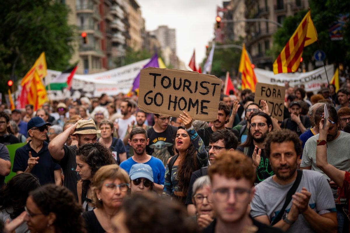 Spain makes huge holiday ruling as 65,000 tourist rentals blocked independent.co.uk/travel/news-an…