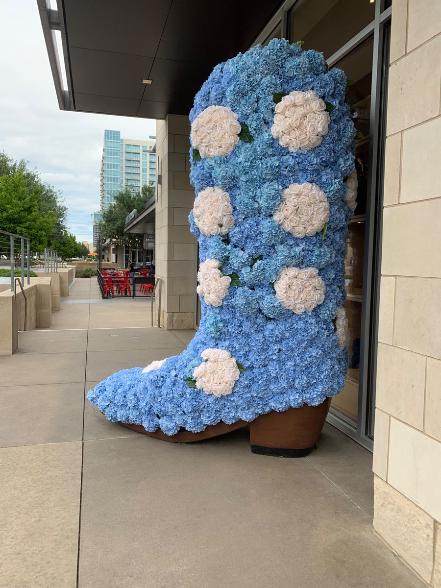 I love the fancy force of tea. It makes you slow down..🫖 it makes you look around. 

And sometimes you’ll notice a Texas sized boot in the distance.🇨🇱