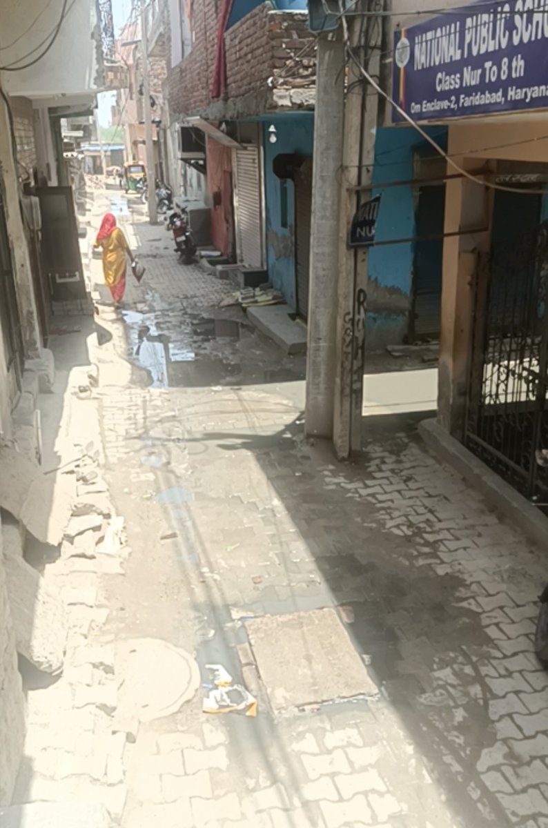 Manishkumar1771's tweet image. ये समस्या वार्ड 26, ओम इनक्लेव पार्ट 2, गली No-7/5 की है  अंडरग्राउंड नाली ब्लॉक हो गई जिस के कारण रोड पर पानी भर गया है आप से प्रार्थना है कि इस समस्या का जल्दी समाधान करे। @MCF_Faridabad @rajeshnagarfbd @BJP4Haryana @DC_Faridabad @ANI @satyahunkar @DIPRO_Faridabad @cmohry