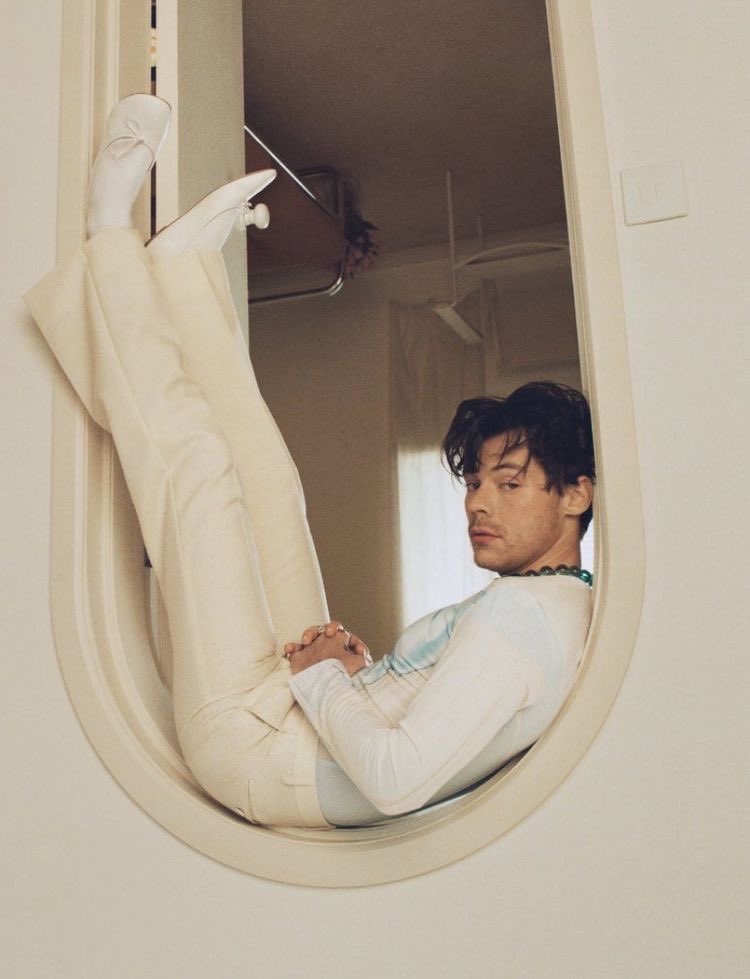 3 years since the door opened and we all found our way home. harry’s house came right when many of us needed something to hold onto—a place to feel safe, seen, and understood. i’m so grateful to have been part of this iconic era, to have felt every note and lyric in real time