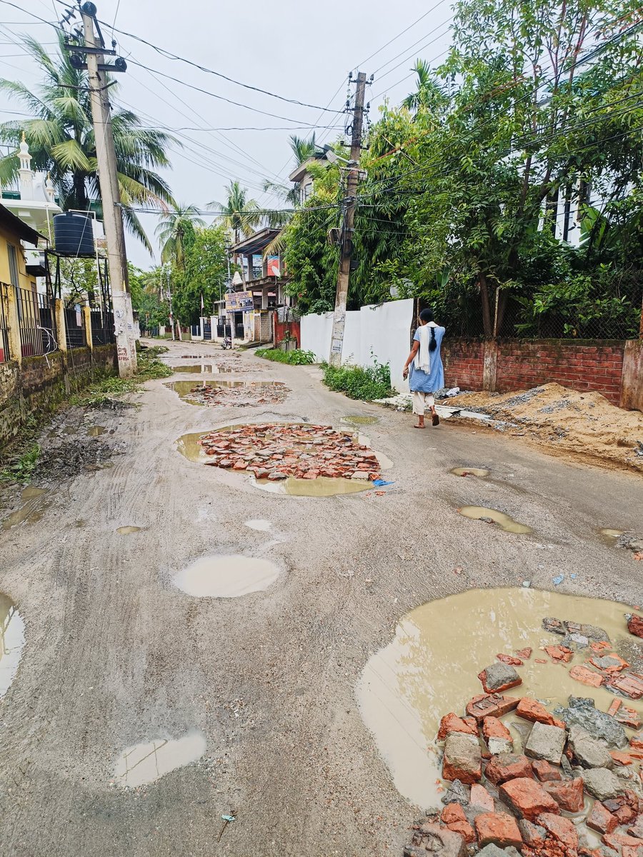 মই বেলতলা লখিমী পথৰ বাসিন্দা। দুৰত্ব দিছপুৰৰ পৰা ২কিমি। ঘৰৰ পৰা ওলাই এইটো ৰাস্তা পাওঁ। লৰা ছোৱালী স্কুটাৰত লৈ গলে স্কুটাৰৰ পৰা ওলাই পৰাৰ ভয় থাকে। ৰাস্টাটো থিক কৰিব পৰা নাযায় নেকি বাৰু? <a href="/jayanta_malla/">Jayanta Mallabaruah</a> <a href="/himantabiswa/">Himanta Biswa Sarma</a> <a href="/DCKamrupMetro/">Kamrup Metro District Administration</a>
