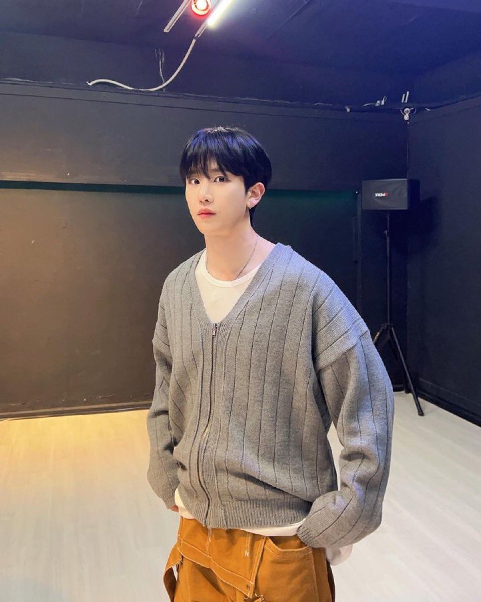 JJooobaa's tweet photo. 얼굴 존나 작 아 https://t.co/MSnSY2u21s