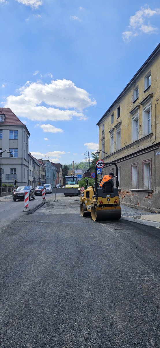 GDDKiA_Opole's tweet photo. Dzisiaj (20.05) wykonawca rozpoczyna kolejny etap prac na #DK40 w Głuchołazach. W ramach trwającej rozbudowy wprowadzona zostanie zmiana organizacji ruchu. W okolicach szpitala wykonawca przywróci ruch dwukierunkowy. @GDDKiA @MI_GOV_PL https://t.co/YAdNsHUNX7