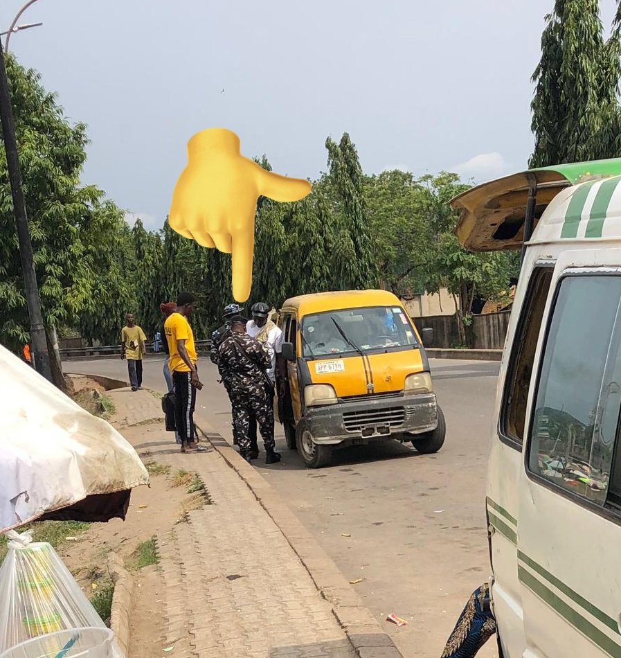 fatai_Shittu1's tweet image. Same aggressive officer, same location, same extortion. Witnessed them targeting young men for over 30mins while &apos;big men&apos; sail through. Shameful state of affairs! #PoliceReform #EndExtortion
