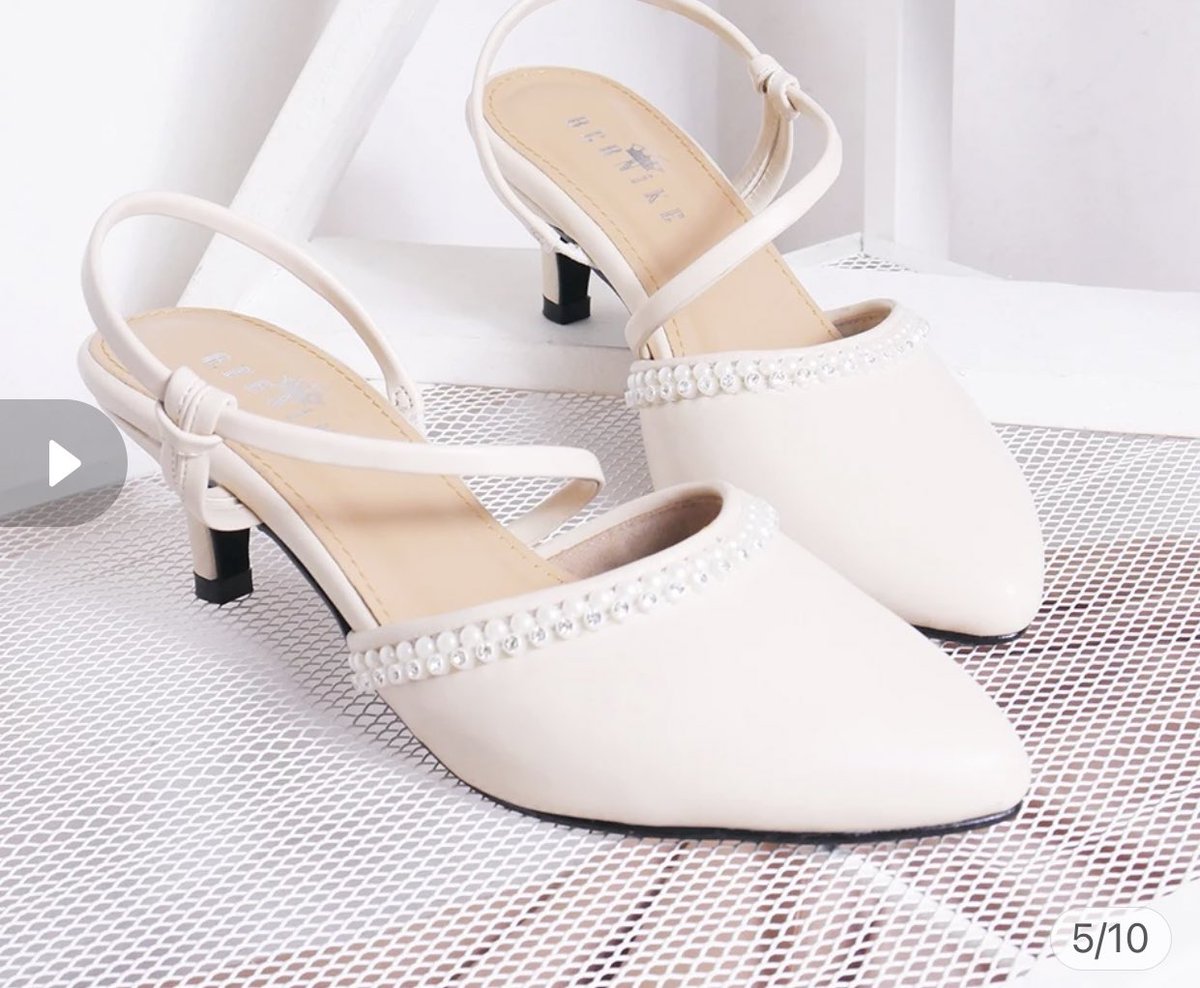 user258196300's tweet photo. ini aku jual 100rb aja guys, baru satu kali pakai. ukuran 40 (24cm) gemes bgt ada detail manik manik nya dan solnya empuk. cocok buat acara wisuda atau kondangan nihhhh🤤👌 https://t.co/F2iIwrNhGN