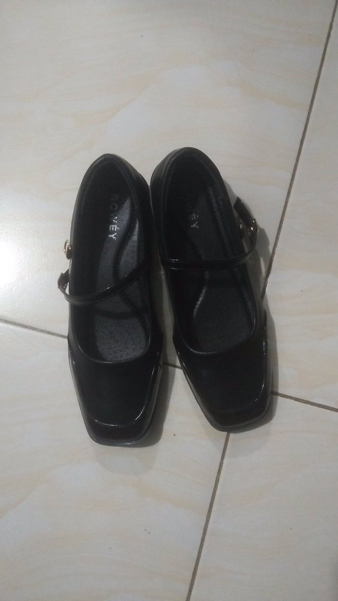 user258196300's tweet photo. yang ini juga aku jual 100rb ya guysss, baru satu kali pakai jugaaa. warna hitam nya cantikkk bgt ada glossy glossy nyaa. ini modelnya ala ala sepatu balet. bisa buat acara formal atau buat main jg cakep bgtt iniii😍😍😍 https://t.co/Kl1mJ2yGEy