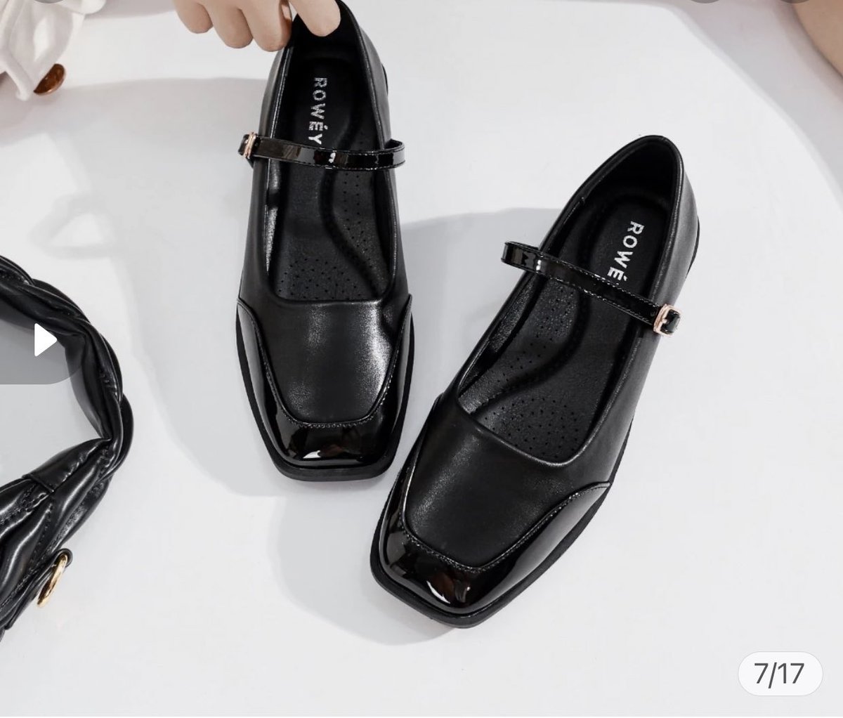 user258196300's tweet photo. yang ini juga aku jual 100rb ya guysss, baru satu kali pakai jugaaa. warna hitam nya cantikkk bgt ada glossy glossy nyaa. ini modelnya ala ala sepatu balet. bisa buat acara formal atau buat main jg cakep bgtt iniii😍😍😍 https://t.co/Kl1mJ2yGEy