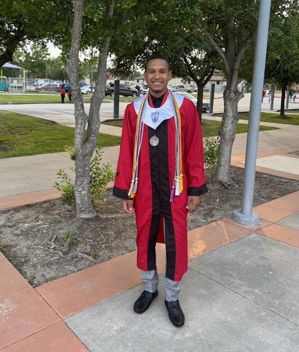 altera_williams's tweet photo. Tonight, my son @j_francis2025 received his honor cords at Westfield High School. I am one proud Momma!!! 

Top 5%
Magna Cum Laude
22 College Acceptances
Offered $406,500 in Scholarships
@whsmustangs https://t.co/EXnKusdWv0