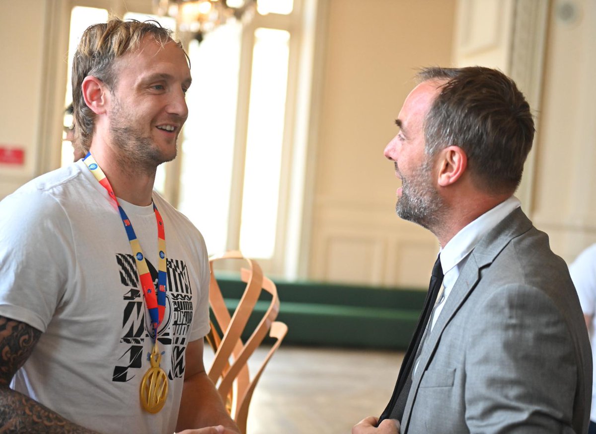 En Commun Montpellier (@encommunmtp) on Twitter photo #handball Vainqueur de la coupe de France, <a href="/mhbofficiel/">Montpellier Handball</a> a été fêté hier soir à l’Opéra Comédie et au FDI stadium. Place désormais à la préparation de la finale à quatre d’European League, à Hambourg, le week-end prochain. À coeurs vaillants, rien d’impossible ! <a href="/MDelafosse/">Michaël Delafosse</a> #handball Vainqueur de la coupe de France, <a href="/mhbofficiel/">Montpellier Handball</a> a été fêté hier soir à l’Opéra Comédie et au FDI stadium. Place désormais à la préparation de la finale à quatre d’European League, à Hambourg, le week-end prochain. À coeurs vaillants, rien d’impossible ! <a href="/MDelafosse/">Michaël Delafosse</a>