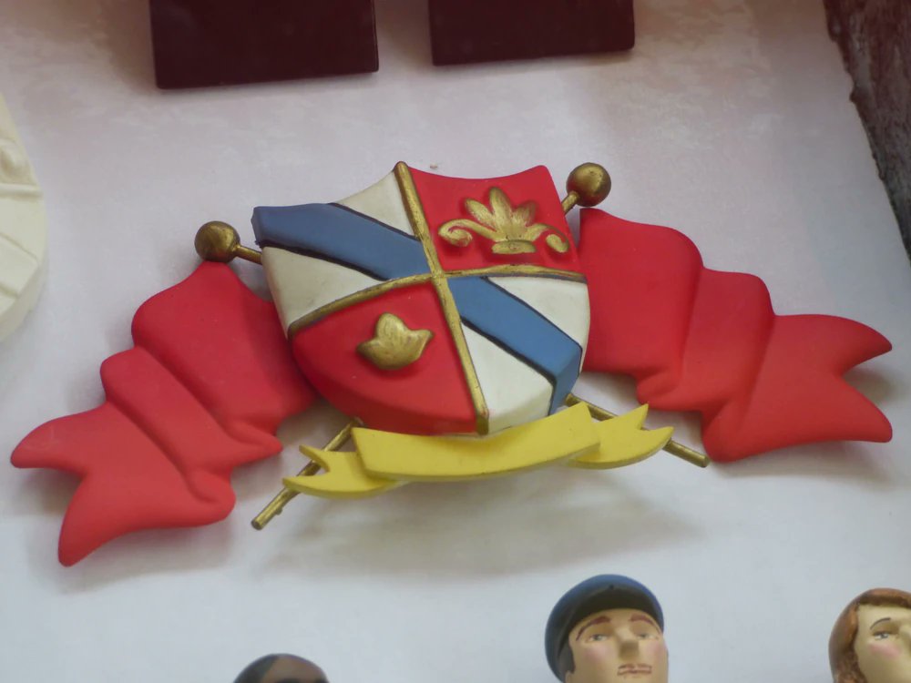 smol question - does anyone have like, a clear shot of the duke&amp;duchess crest? like one that is either a proper overhead view of it or even just a replication of it physical or digital. need to print some out