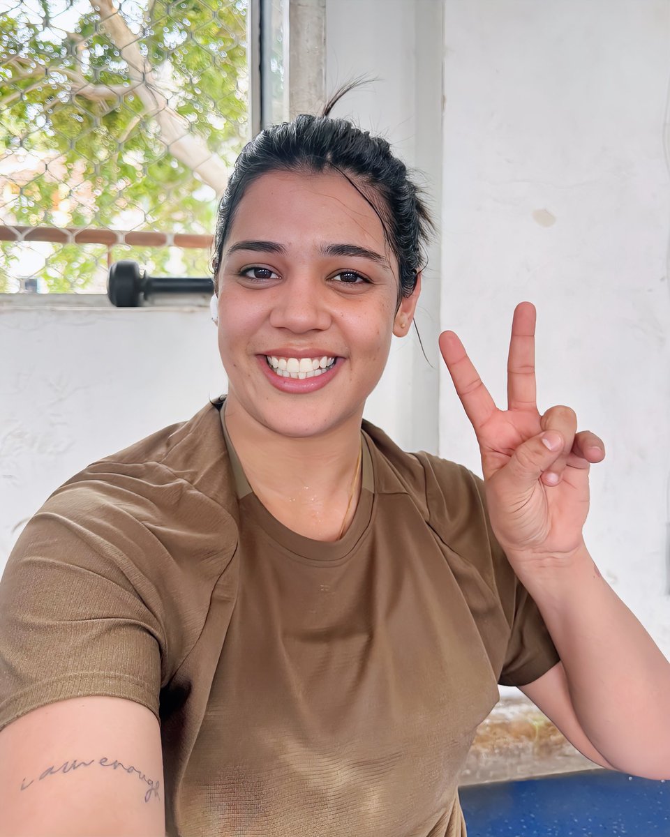 Good Morning India!

Aaj subah jaldi uth kar workout kar Liya, Comeback Ho raha Hai 

Ek request hai jo bhi insaan nazar laga raha hain 

Ek baar aakar mil le, Ham Beth kar baat karte hain or chai bhi pila dungi 

Plz Es Baar Comeback hone de. 🥹😅