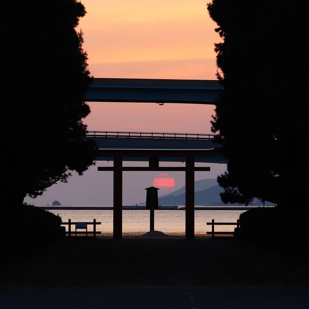 fuk_higashiku's tweet photo. 筥崎宮参道から見える夕陽🌅
https://t.co/FIb8I3L4lr
#東区観光モデルコース⬆ をチェックして #筥崎宮 の参道へ
夏至の前後1ヶ月、5月下旬と7月下旬に、博多湾に沈む夕
陽と箱崎浜の鳥���が重なって見えます⛩
写真は5/19撮影📷
#福岡市 #東区 #箱崎 #箱崎浜 #夕陽 #夕日 #参道 #オレンジ #光の道 https://t.co/UOaQLraons