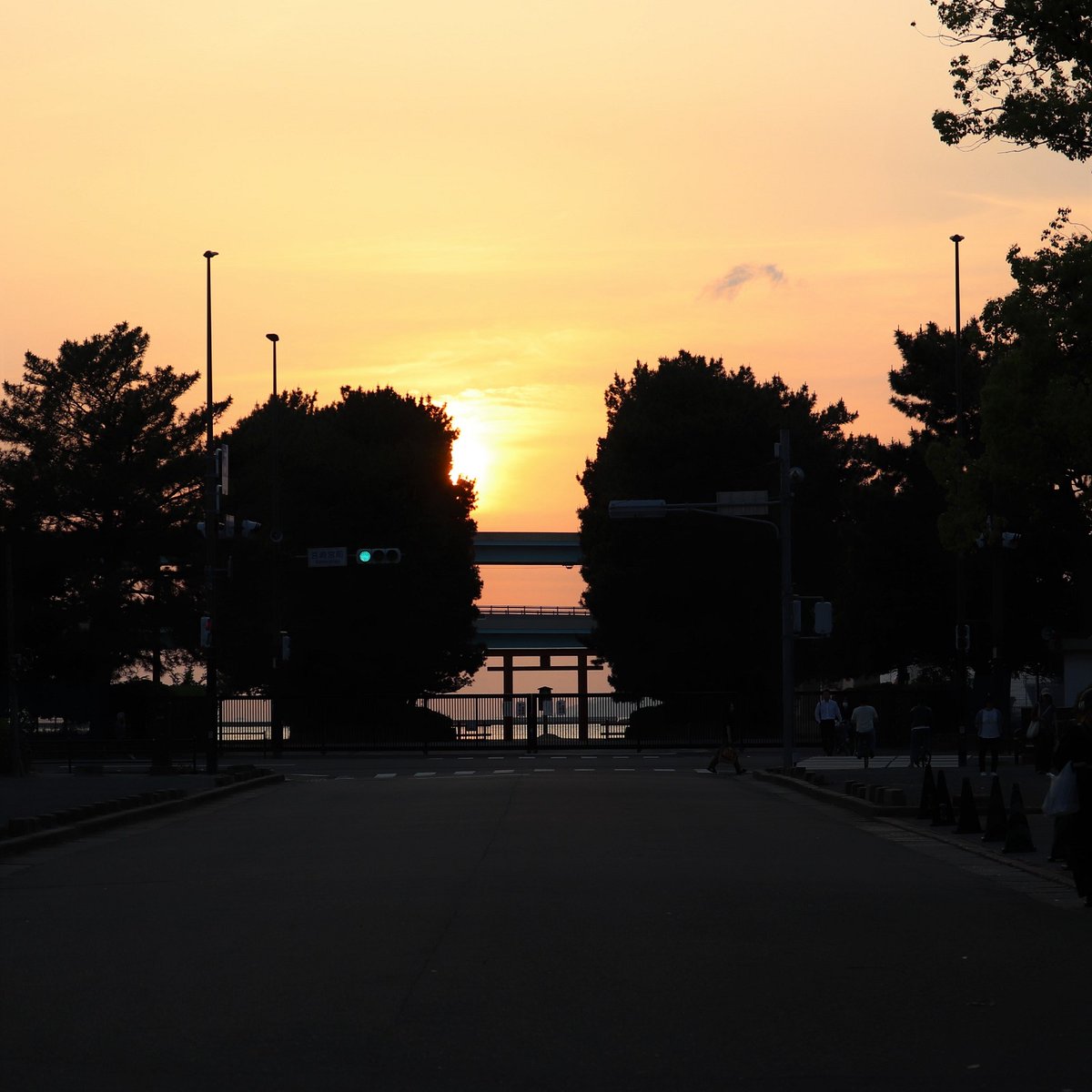 fuk_higashiku's tweet photo. 筥崎宮参道から見える夕陽🌅
https://t.co/FIb8I3L4lr
#東区観光モデルコース⬆ をチェックして #筥崎宮 の参道へ
夏至の前後1ヶ月、5月下旬と7月下旬に、博多湾に沈む夕
陽と箱崎浜の鳥���が重なって見えます⛩
写真は5/19撮影📷
#福岡市 #東区 #箱崎 #箱崎浜 #夕陽 #夕日 #参道 #オレンジ #光の道 https://t.co/UOaQLraons