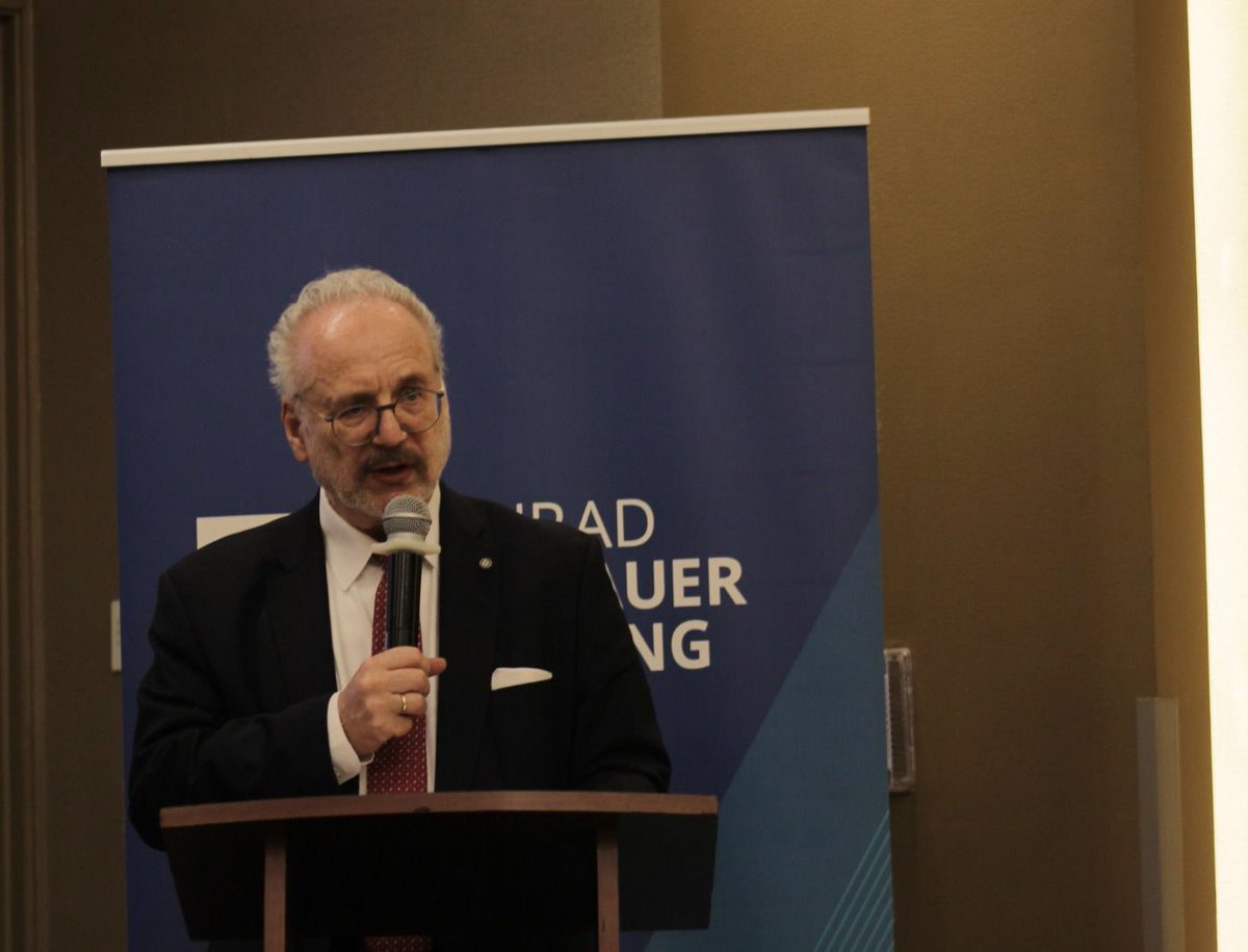 Sarīkojumā, sakarā ar neseno 80.gadadienu kopš Otrā pasaules kara beigām, Bogotā, Kolumbijā, skaidroju Nirnbergas un Tokijas tribunālu nozīmi starptautiskajās tiesībās.