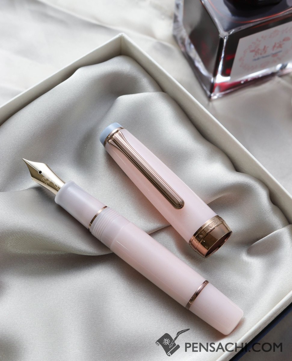 pen_sachi's tweet photo. Item in frame:
🔺SAILOR Limited Edition Professional Gear Mini - Sakura
Nib: 14k Gold

#pensachi #fountainpen #sailorfountainpen #pink #minipen #minifountainpen #fountainpenaddict #fountainpennetwork #fountainpennerd #penmanship #fountainpencollector #pennerd #writing #ink #note https://t.co/Q63aoExyrf