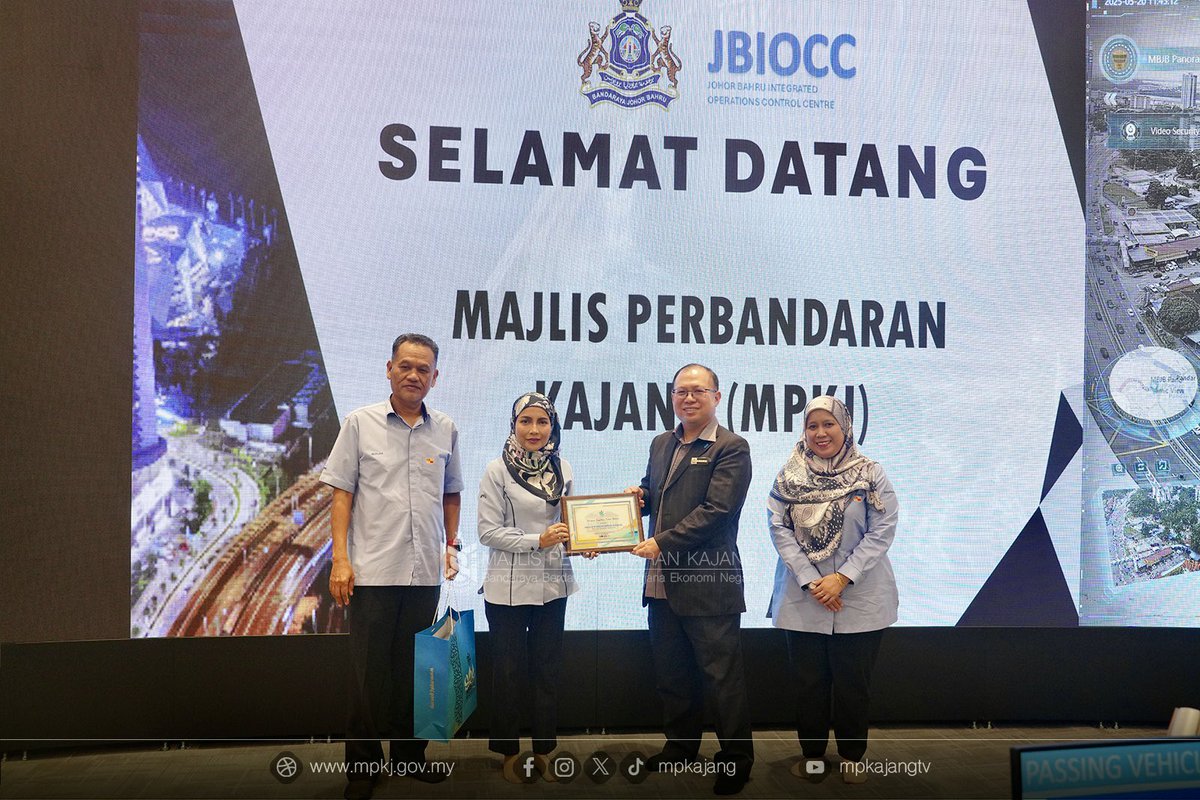 LAWATAN PENANDAARASAN KE MAJLIS BANDARAYA JOHOR BAHRU

Tempat : Majlis Bandaraya Johor Bahru (MBJB) 
Tarikh : 20 Mei 2025

#MPKj #MBJB #bandarpintar #pusatkawalan #SmartKajang2030 #bandarberdayahunimenjanaekonomi