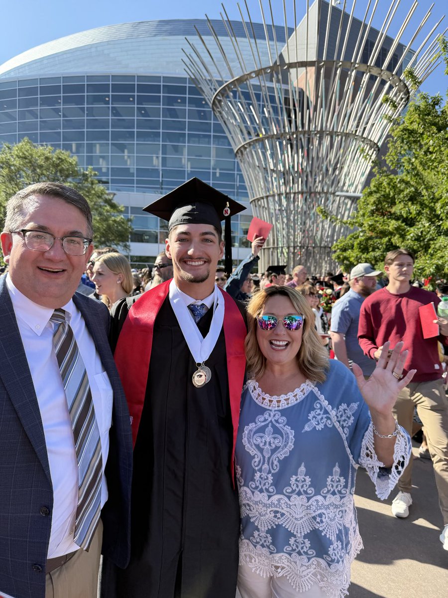 Libbyleaconnor's tweet photo. Congratulations Nolan! Bachelor Degree in Science. Double major in Biochemistry and Spanish. Next up, Med School UNMC https://t.co/dNCiOJ3y8i