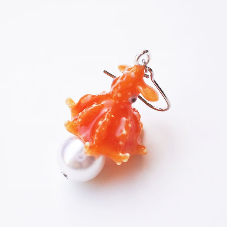 sasacojunior's tweet photo. Stauroteuthis syrtensis, the luminous deep-sea octopus, uses glowing organs on its arms to lure prey in the dark. 💡
#deepseaoctopus #bioluminescence #Stauroteuthis #miniaturesculpture https://t.co/XHEGIJ8N9H