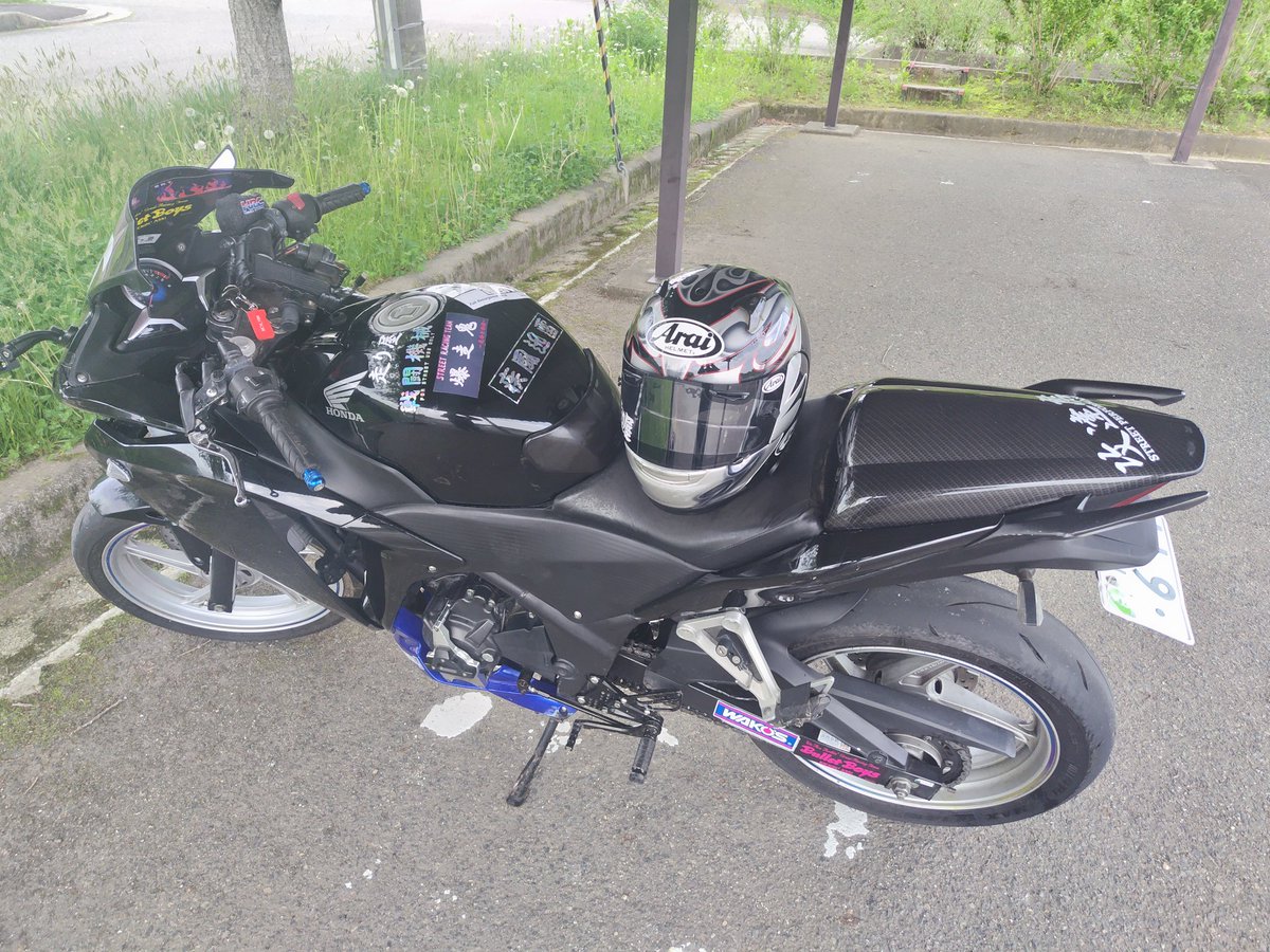 Bikers_Like's tweet photo. 今更ですが2025年のバイク初めを迎えました(笑)
今日は近場で慣らし程度です～
タンクのステッカーが煌びやかになりました♪
#バイク #ホンダ #CBR250R #MC41 #走り屋  #戦闘機械 https://t.co/tajovBlT4n