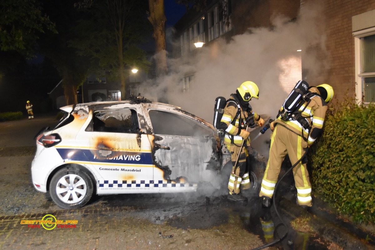 Auto van handhavers in brand bij gemeentehuis Maasdriel