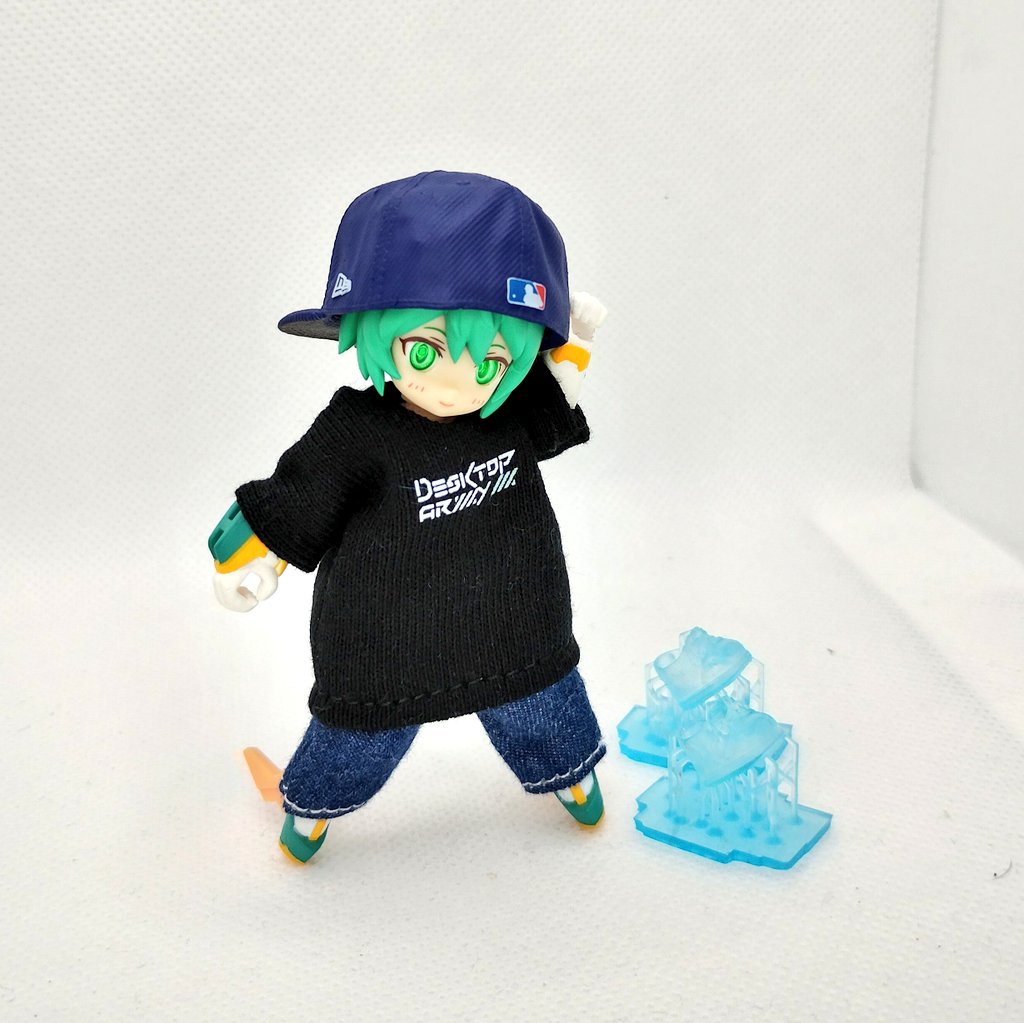 sera1390's tweet image. 説明しよう!
#デスクトップアーミー とは!
PVCボディとABS関節で作られた塗装組立済の素体にABS製組立式武装が付属する、全高8cm程度の美プラなのかアクションフィギュアなのかPVCドールなのかがユーザーでもよくわかっていないものである!
おかげで遊びの自由度が異常なのだ!
以下自家タグ