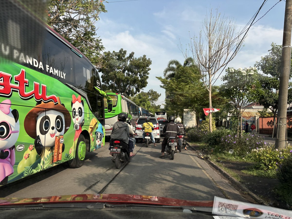 Tiap pagi lewat terminal arjosari, dan tiap lwt selalu hadapi situasi ini. Bus ngetem dan bahkan berhenti di jalur kanan utk naikkan penumpang. Sdh byk yg protes, tp uang rakyat gaji pegawai dishub mungkin kurang, jd gak ada yg bisa selsaikan ini <a href="/yusufgunawan/">Yusuf Gunawan</a> <a href="/cityguide911fm/">City Guide 911 FM</a>