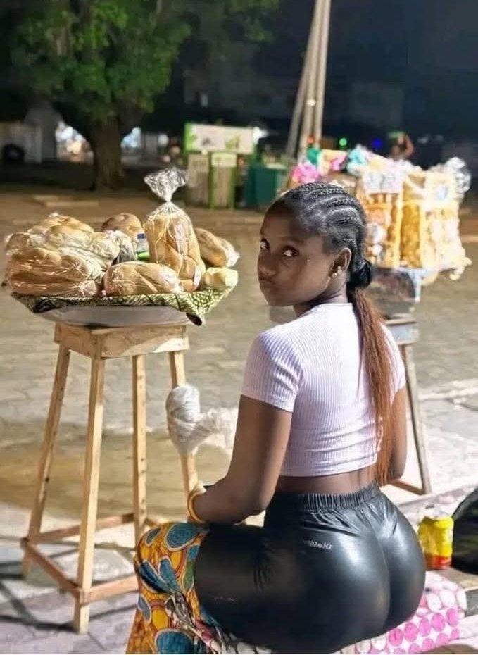 Fanya unanipiga picha kama nauza mikate hivi😂👇.