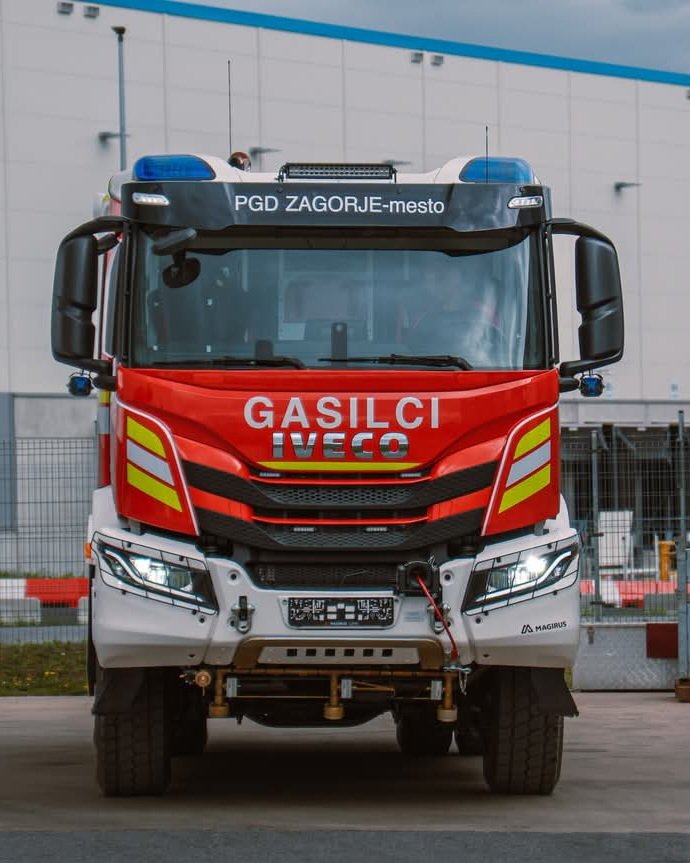 teambestioles's tweet photo. #MardiBestiole

Cabine #TeamCab sur châssis Iveco T-Way 4x4 de 450 ch. carrossé par #Webo 🇸🇮
Équipage : 1+1+6
Empat. 3800
Pompe @magirus_group MPH-230 2000 l. d'💧
100 l. d'☁️
Treuil hydrau. Rotzler utilisable à l’avant et à l’arrière
Mât d’éclairage Teklite
Lance HP Trigger 250 https://t.co/y0lewl8Swn