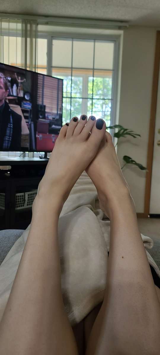 Palepiggys's tweet photo. @Amouranth I don't think he was watching the show 🤭🤭 https://t.co/AlekwGSrzq