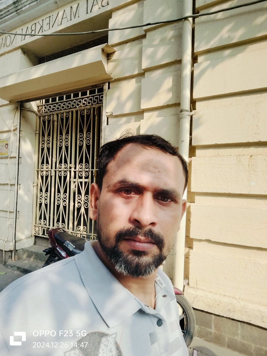ग़म बढ़े आते हैं क़ातिल की निगाहों की तरह
तुम छुपा लो मुझे, ऐ दोस्त, गुनाहों की तरह

जिनकी ख़ातिर कभी इल्ज़ाम उठाए, ‘फ़ाकिर’
वो भी पेश आए हैं इन्साफ़ के शाहों की तरह.....

Good afternoon X family 🌷 
Have a beautiful day ❤️ 
#vsts_वत्स