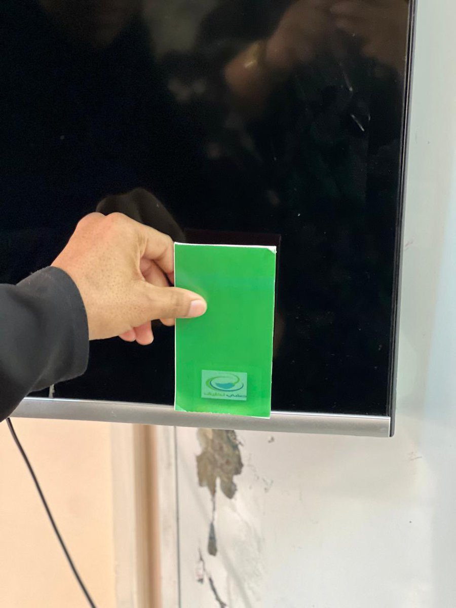 تم تنفيذ مشروع مبادرة صفي نظيف بالمدرسة وذلك من خلال متابعة نظافة الصفوف بشكل يومي ووضع بطاقة خضراء للصف النظيف وبطاقة حمراء للصف الغير نظيف تخلل المشروع مسابقات واذاعات وتوعيات مكثفه للطلاب وتكريم الصفوف الفائزة في طابور الصباح

#تعلّم_مستدام
#تعليمية_شمال_الشرقية