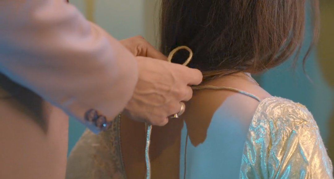 Doree Paglu doree ke blouse ki dori baandh raha hain 😍😍

#Doree2
#ReeAan
