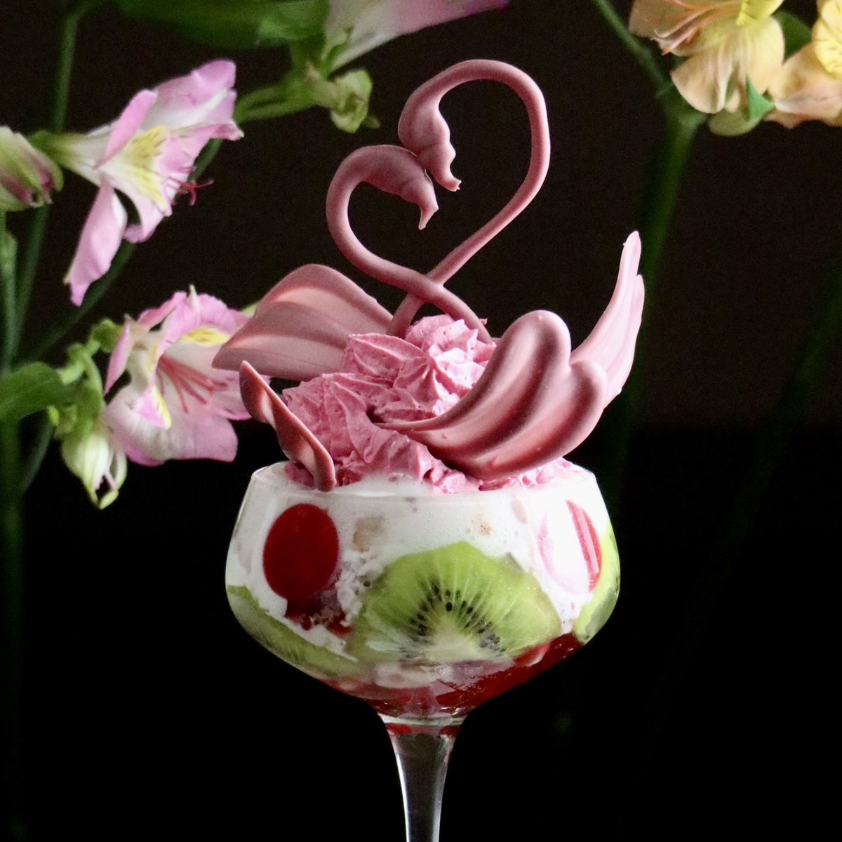 夜パフェ専門店
Parfaiteria beL 新宿三丁目

『 フラミンゴクオーレ 』

ラテン語で炎を意味する
 flammaが由来の「フラミンゴ」

鮮やかなピンク色の身体を
向かい合わせた姿は 「永遠の愛」を表現しています。

暑い日差しが照つける夏
甘酸っぱいひと時とフラミンゴパフェをあなたに。