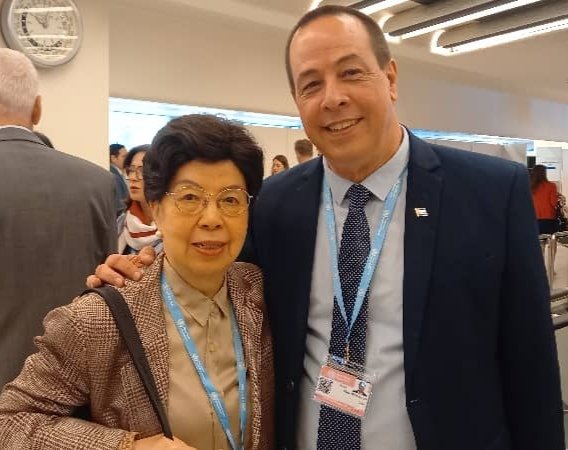 🇨🇺 Fue una gran satisfacción saludar en el contexto de la 78 Asamblea Mundial de la #Salud a la Dra. Margaret Chan, quien fuera directora general de la <a href="/WHO/">World Health Organization (WHO)</a> y entrañable amiga de #Cuba.
Agradecimos apoyo dado siempre a nuestro país y el reconocimiento al sistema sanitario cubano.
