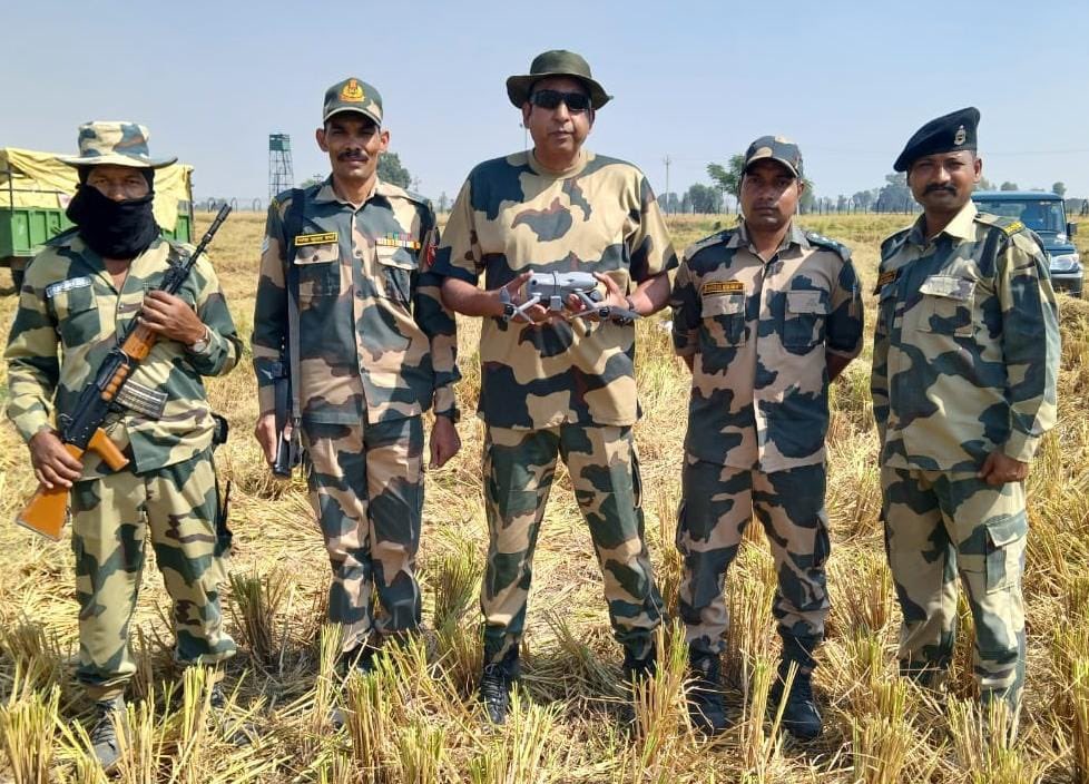 vikash_186's tweet image. पंजाब में #BSF ने साल 2025 में अभी तक पकिस्तान के 100 ड्रोन मार गिराए हैं, 60 हथियार, 14 हैंड ग्रेनेड, 111 किलो हेरोइन जब्त की है। यह आंकड़ा पाकिस्तानी आतंकवाद के खिलाफ भारत की सुरक्षा एजेंसियों की जीत का एक प्रमाण है
#AlertBSF 
#BSFDroneslayers
#IndianBorderSecurity 
#War2Teaser