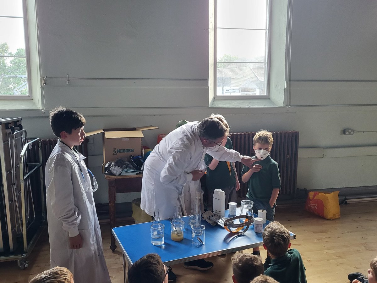 Monday cubs starting the scientist badge with Bagheera taking the lead, talking about ppe and various chemical reactions 😀