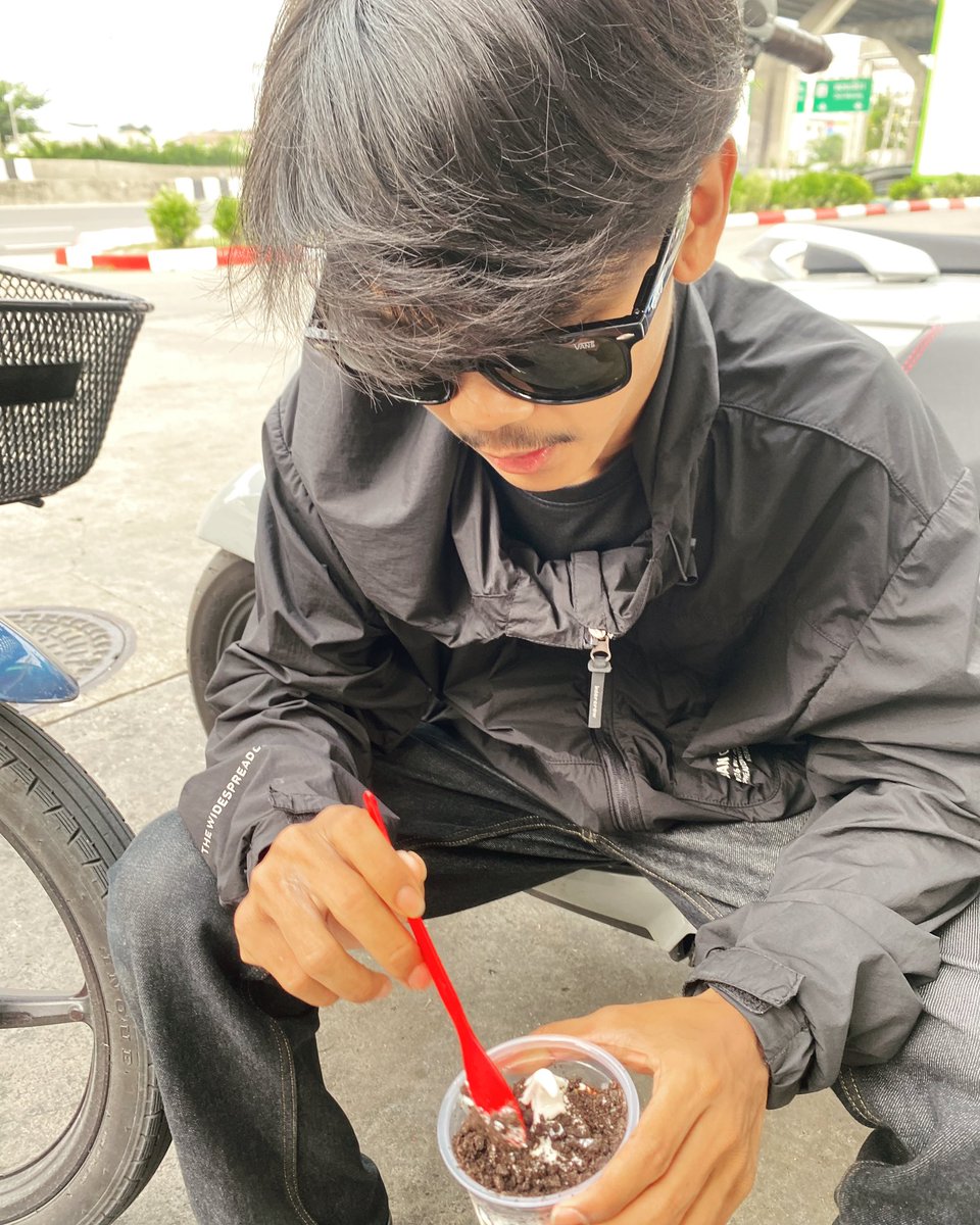 สุดหล่อที่เธอเหลียว คงไม่เสียวเท่าผมหรอก.😂😂