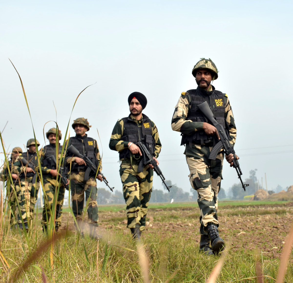 PatelRahul98's tweet image. 🛑 Drugs. 💣 Explosives. 🔫 Weapons.
BSF stopped them all—100 drones, 111 kg heroin, and more.
#AlertBSF #TejRan
#BSFDroneslayers
#IndianBorderSecurity
#IndoPakBorder