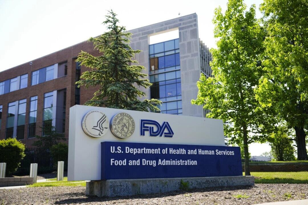 COVİD-19 Aşılarına "acil onay" veren  ABD Gıda ve İlaç Dairesi'nin (FDA) birçok üst düzey yetkilisinin aşı olmadığı ortaya çıktı.

FDA Başkan Yardımcısı Dr. Sara Brenner, Washington'da düzenlenen bir etkinlikte COVID-19 aşılarından hiçbirini vurulmadığını itiraf etti...