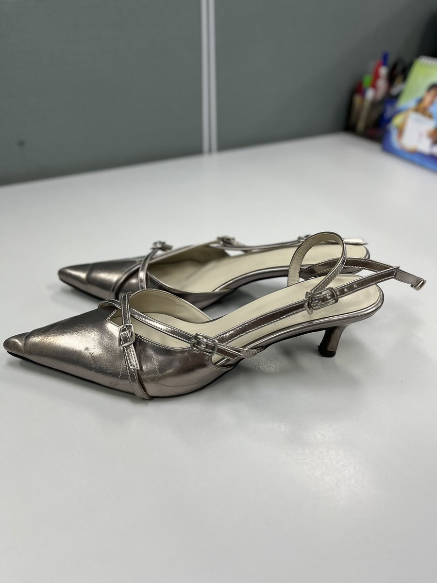 elephass's tweet photo. hi aku mau preloved heels aku dari bien bali, good condition baru 2 kali pemakaian, tinngi heels 5cm, panjang 25cm, aku jual 200k ajaa, kl mau shopee juga bisa guys, dom bekasi yaa makasii💓 https://t.co/nO0SF3O35g