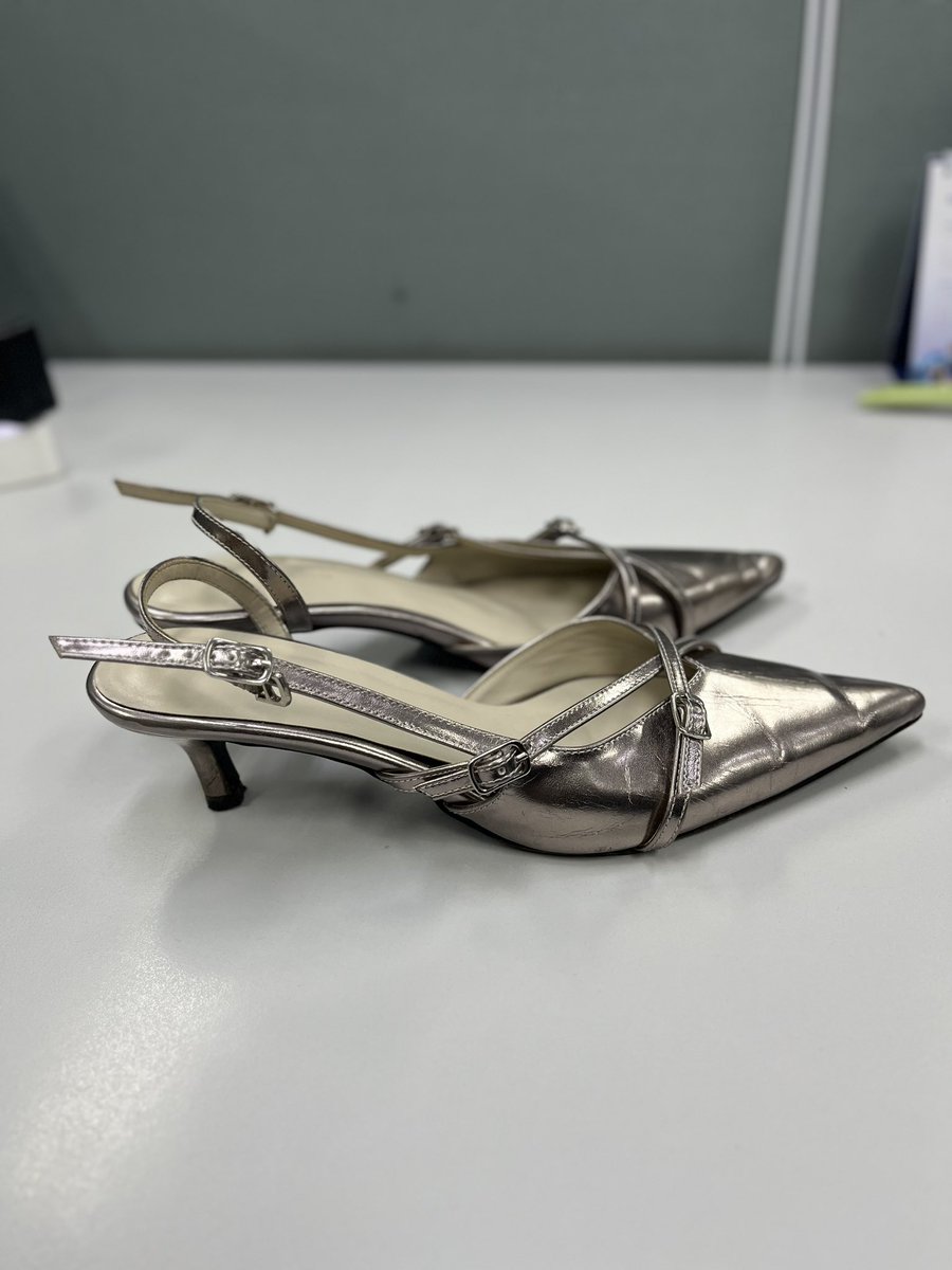 elephass's tweet photo. hi aku mau preloved heels aku dari bien bali, good condition baru 2 kali pemakaian, tinngi heels 5cm, panjang 25cm, aku jual 200k ajaa, kl mau shopee juga bisa guys, dom bekasi yaa makasii💓 https://t.co/nO0SF3O35g
